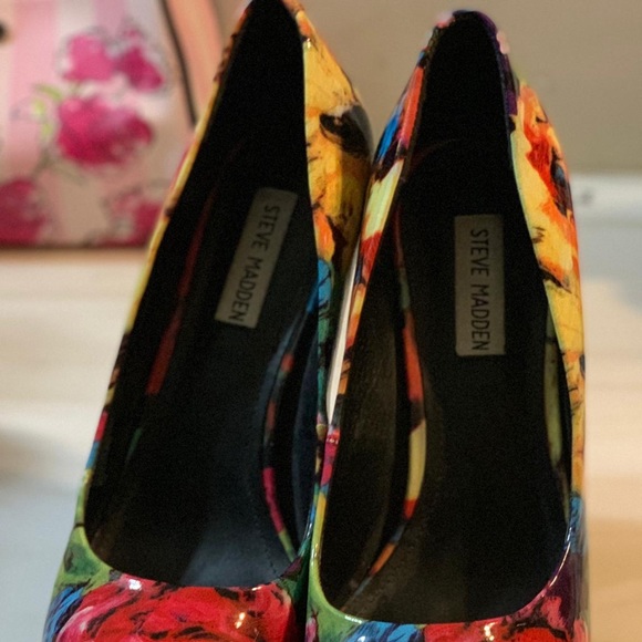 Multicolored Steve Madden matching shoe and purse - Picture 1 of 12